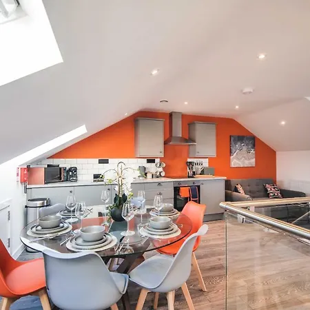 Crescent Apartment *