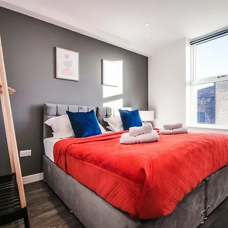 Crescent Apartment *