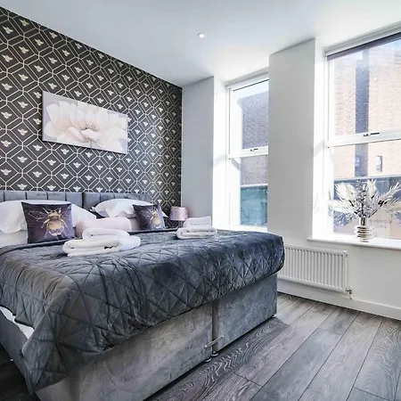 Crescent Apartment *